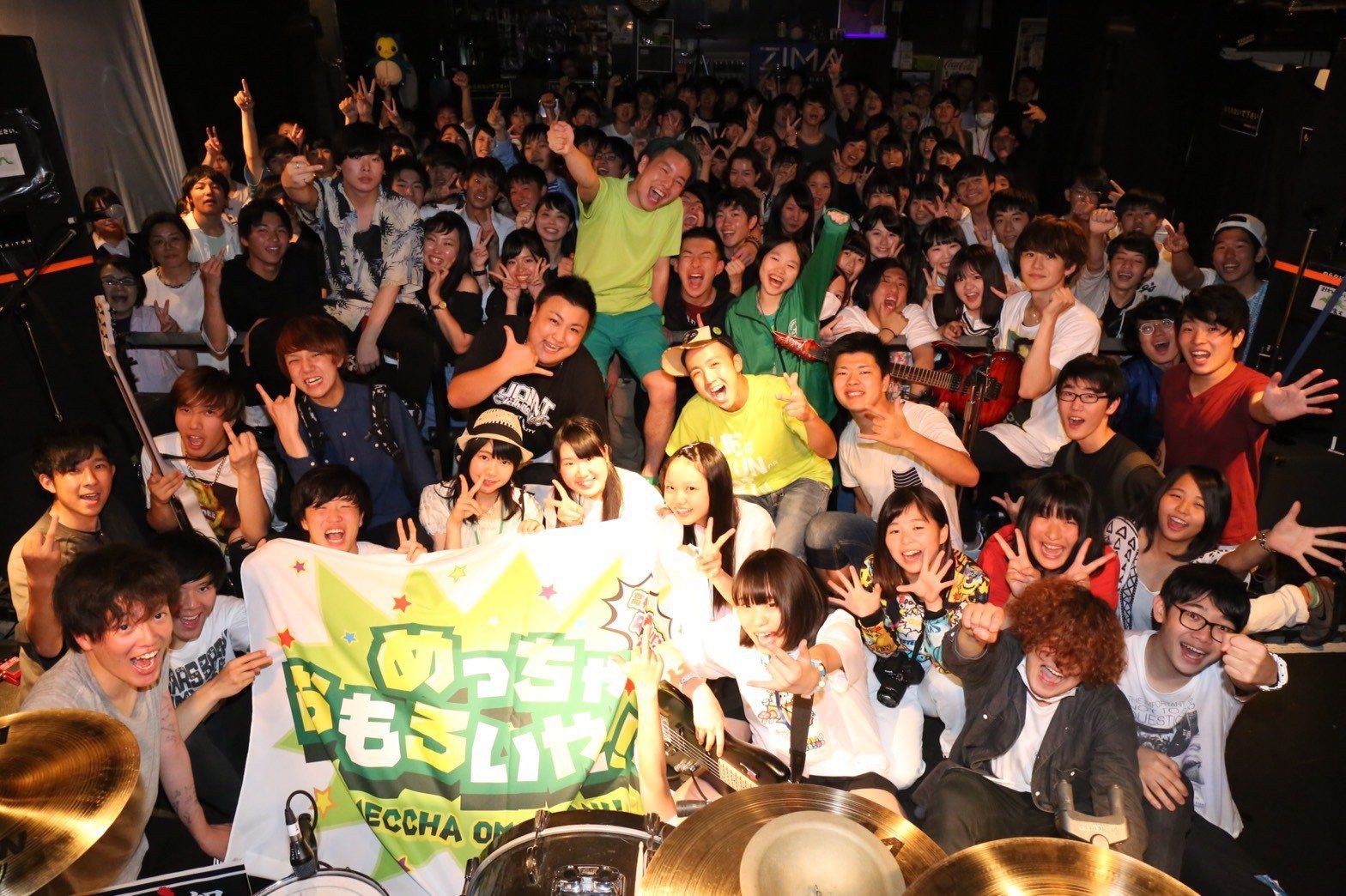 過去のイベントで会場に集まった参加者たちの集合写真